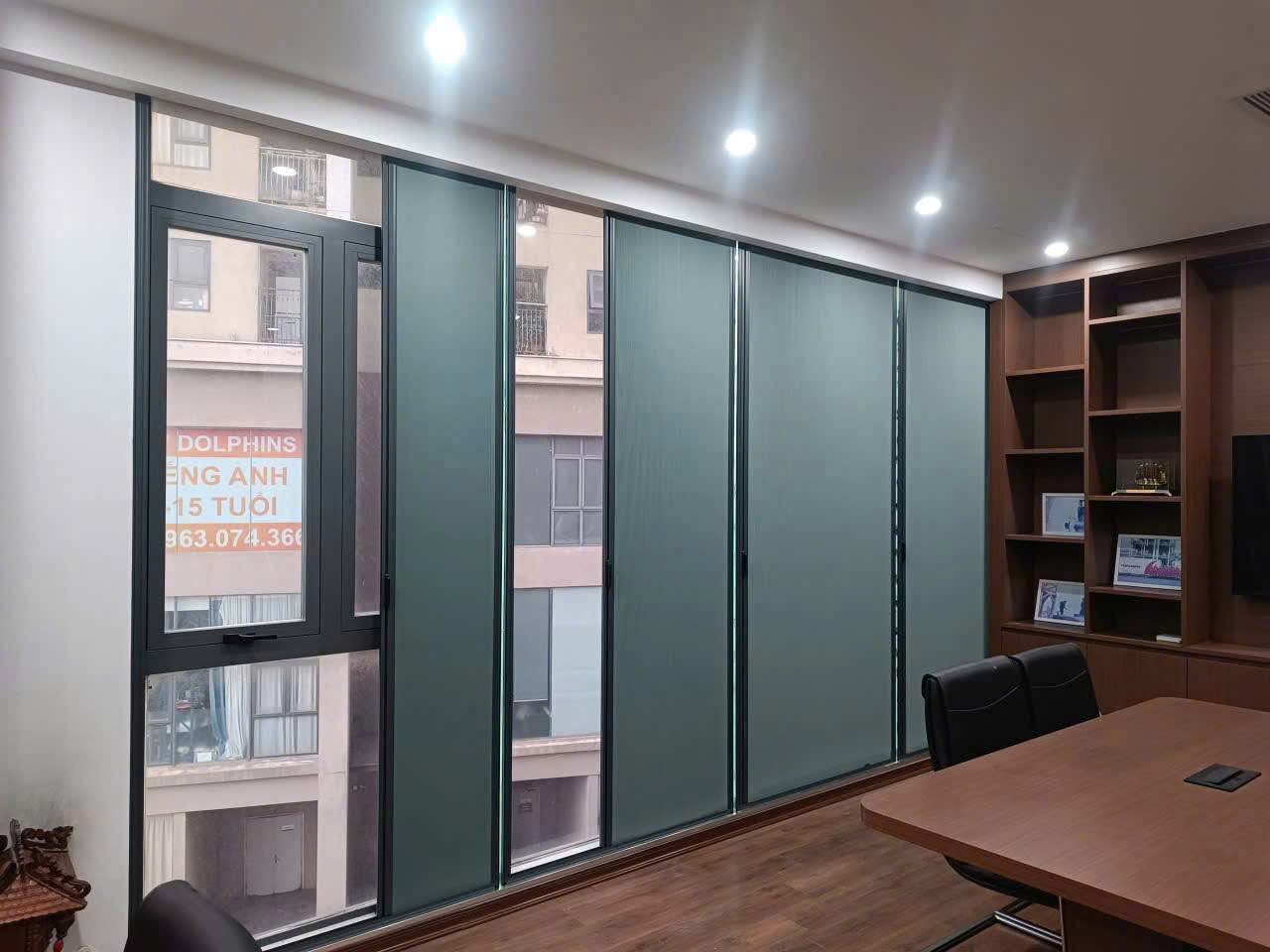 Vách rèm tổ ong lắp cho cửa kính chung cư